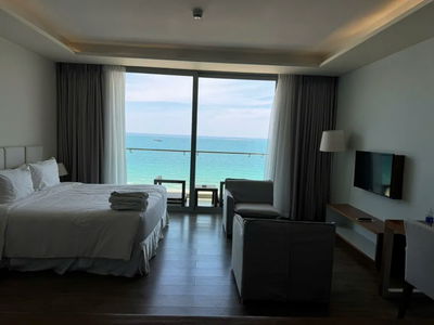 A la Carte building, Vietnam  A la Carte building, Vietnam