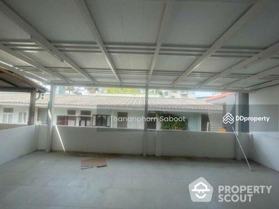 Spacious 3-Bedroom Townhouse, Bangkok, Thailand Spacious 3-Bedroom Townhouse, Bangkok, Thailand