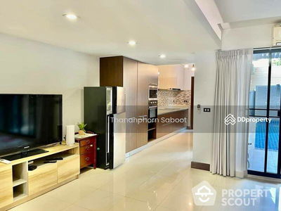 Large 5-Bedroom Townhouse, Bangkok, Thailand Large 5-Bedroom Townhouse, Bangkok, Thailand