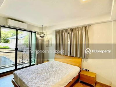 Large 5-Bedroom Townhouse, Bangkok, Thailand Large 5-Bedroom Townhouse, Bangkok, Thailand