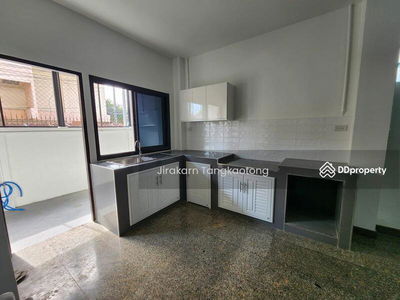 Townhouse, 4 bedrooms, 3 bathrooms, 1 kitchen, in Soi Bangkok Nonthaburi 43, Bangkok., Thailand Townhouse, 4 bedrooms, 3 bathrooms, 1 kitchen, in Soi Bangkok Nonthaburi 43, Bangkok., Thailand