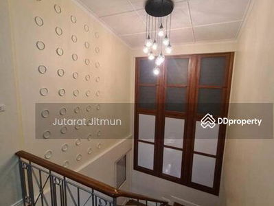 Single house, Soi Sukhumvit 44, Bangkok, Thailand Single house, Soi Sukhumvit 44, Bangkok, Thailand