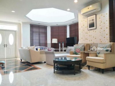 Narasiri Sathorn - Wongwaen, Bangkok, Thailand Narasiri Sathorn - Wongwaen, Bangkok, Thailand