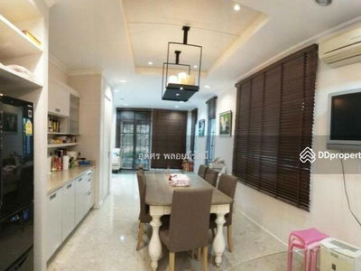 Narasiri Sathorn - Wongwaen, Bangkok, Thailand Narasiri Sathorn - Wongwaen, Bangkok, Thailand