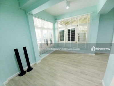 10400, Bangkok, Thailand 10400, Bangkok, Thailand