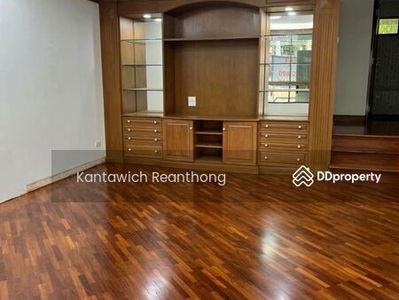 Spacious 4-Bedroom Townhouse, Bangkok, Thailand Spacious 4-Bedroom Townhouse, Bangkok, Thailand