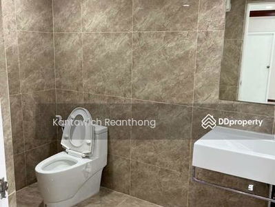 Spacious 4-Bedroom Townhouse, Bangkok, Thailand Spacious 4-Bedroom Townhouse, Bangkok, Thailand