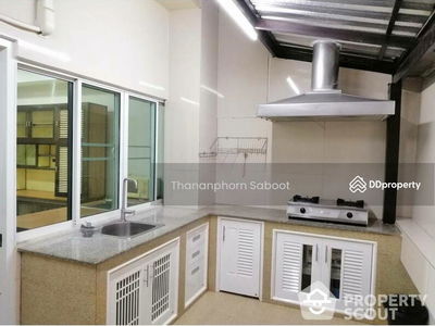Large 4-Bedroom Townhouse, Bangkok, Thailand Large 4-Bedroom Townhouse, Bangkok, Thailand