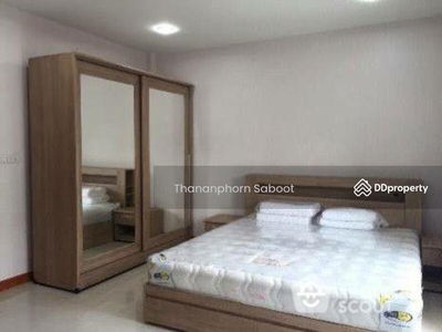 Large 4-Bedroom Townhouse, Bangkok, Thailand Large 4-Bedroom Townhouse, Bangkok, Thailand