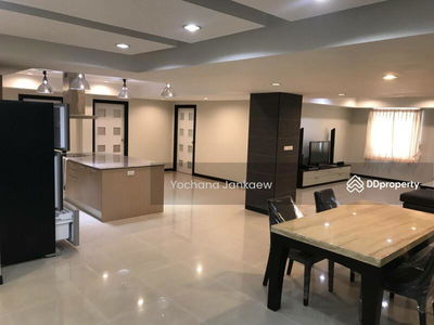 Royal Castle Sukhumvit, Bangkok, Thailand Royal Castle Sukhumvit, Bangkok, Thailand