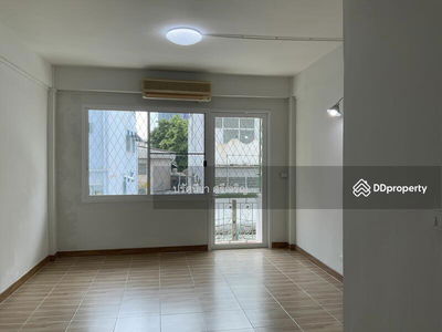 Townhouse for rent, 18.7 sq m, 5 floors, newly renovated, 5 bedrooms, 5 bathrooms, 7 air conditioners, 3 phase electricity, 2 kitchens. Usable area 370 sq m. Electric door, Bangkok, Thailand Townhouse for rent, 18.7 sq m, 5 floors, newly renovated, 5 bedrooms, 5 bathrooms, 7 air conditioners, 3 phase electricity, 2 kitchens. Usable area 370 sq m. Electric door, Bangkok, Thailand