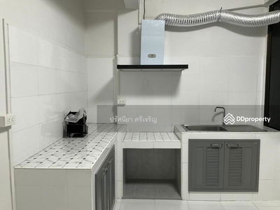 Townhouse for rent, 18.7 sq m, 5 floors, newly renovated, 5 bedrooms, 5 bathrooms, 7 air conditioners, 3 phase electricity, 2 kitchens. Usable area 370 sq m. Electric door, Bangkok, Thailand Townhouse for rent, 18.7 sq m, 5 floors, newly renovated, 5 bedrooms, 5 bathrooms, 7 air conditioners, 3 phase electricity, 2 kitchens. Usable area 370 sq m. Electric door, Bangkok, Thailand