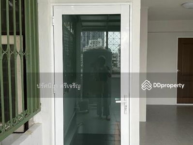 Townhouse for rent, 18.7 sq m, 5 floors, newly renovated, 5 bedrooms, 5 bathrooms, 7 air conditioners, 3 phase electricity, 2 kitchens. Usable area 370 sq m. Electric door, Bangkok, Thailand Townhouse for rent, 18.7 sq m, 5 floors, newly renovated, 5 bedrooms, 5 bathrooms, 7 air conditioners, 3 phase electricity, 2 kitchens. Usable area 370 sq m. Electric door, Bangkok, Thailand