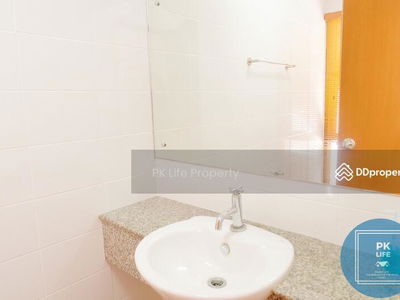 Gehäuse In Ban Ratsada, Thailand Gehäuse In Ban Ratsada, Thailand