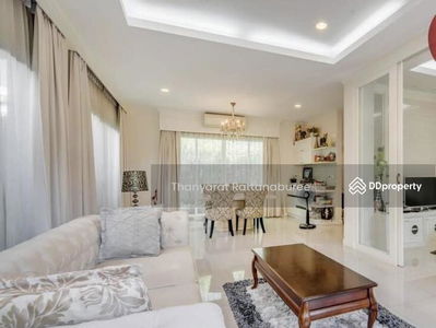 Bangkok Boulevard Teparak-Wongwaen, Samut Prakan, Thailand Bangkok Boulevard Teparak-Wongwaen, Samut Prakan, Thailand