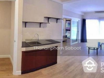Large 3-Bedroom Townhouse, Bangkok, Thailand Large 3-Bedroom Townhouse, Bangkok, Thailand
