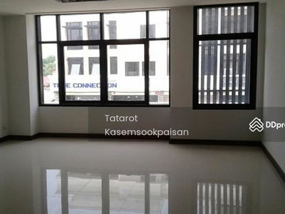 Large 4-Br Townhouse in Bang Na Nuea, Bangkok, Thailand Large 4-Br Townhouse in Bang Na Nuea, Bangkok, Thailand