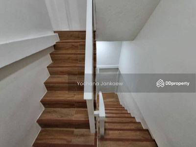 Large 6-Br Townhouse near BTS Sala Daeng, Bangkok, Thailand Large 6-Br Townhouse near BTS Sala Daeng, Bangkok, Thailand
