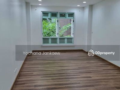 Large 6-Br Townhouse near BTS Sala Daeng, Bangkok, Thailand Large 6-Br Townhouse near BTS Sala Daeng, Bangkok, Thailand