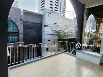 Large 2-Bedroom Townhouse, Bangkok, Thailand Large 2-Bedroom Townhouse, Bangkok, Thailand