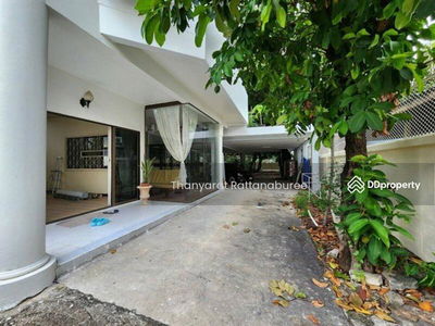 Single house near BTS Bangchak, Bangkok, Thailand Single house near BTS Bangchak, Bangkok, Thailand