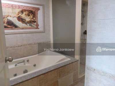 Royal Castle Sukhumvit, Bangkok, Thailand Royal Castle Sukhumvit, Bangkok, Thailand