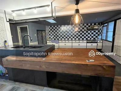 10400, Bangkok, Thailand 10400, Bangkok, Thailand