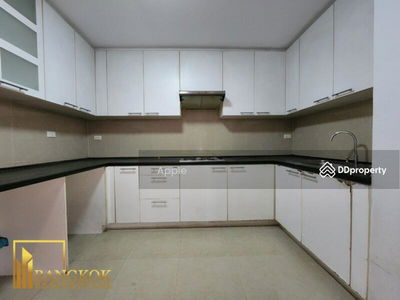 The Peak Sukhumvit 15, Bangkok, Thailand The Peak Sukhumvit 15, Bangkok, Thailand