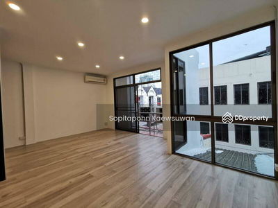 10110, Bangkok, Thailand 10110, Bangkok, Thailand