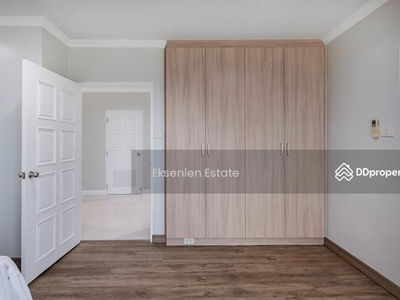 Fifty Fifth Tower, Bangkok, Thailand Fifty Fifth Tower, Bangkok, Thailand