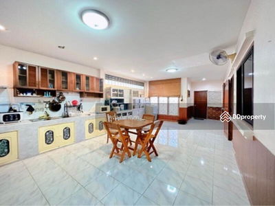 Sermsiri Village 7, Bangkok, Thailand Sermsiri Village 7, Bangkok, Thailand