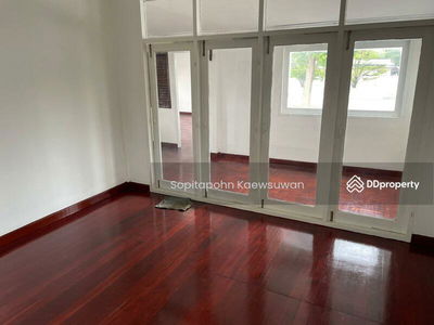 10110, Bangkok, Thailand 10110, Bangkok, Thailand