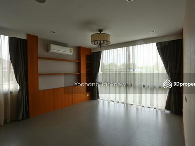 Large 5-Br House near BTS Phra Khanong, Bangkok, Thailand Large 5-Br House near BTS Phra Khanong, Bangkok, Thailand