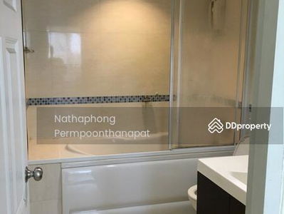 Life @ Ratchada-Suthisan, Bangkok, Thailand Life @ Ratchada-Suthisan, Bangkok, Thailand