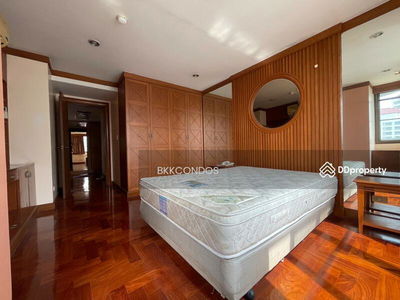 Lake Avenue Sukhumvit 16, Bangkok, Thailand Lake Avenue Sukhumvit 16, Bangkok, Thailand