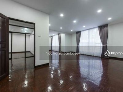 Spacious 7-Br Townhouse near BTS Ekkamai, Bangkok, Thailand Spacious 7-Br Townhouse near BTS Ekkamai, Bangkok, Thailand