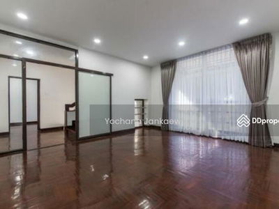 Spacious 7-Br Townhouse near BTS Ekkamai, Bangkok, Thailand Spacious 7-Br Townhouse near BTS Ekkamai, Bangkok, Thailand