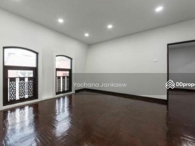 Spacious 7-Br Townhouse near BTS Ekkamai, Bangkok, Thailand Spacious 7-Br Townhouse near BTS Ekkamai, Bangkok, Thailand