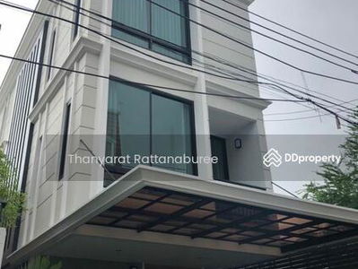 Townhome for rent located in Ekkamai, Bangkok, Thailand Townhome for rent located in Ekkamai, Bangkok, Thailand