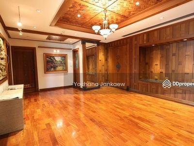 Langsuan Ville, Bangkok, Thailand Langsuan Ville, Bangkok, Thailand