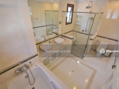 Narasiri Pattanakarn-Srinakarin, Bangkok, Thailand Narasiri Pattanakarn-Srinakarin, Bangkok, Thailand