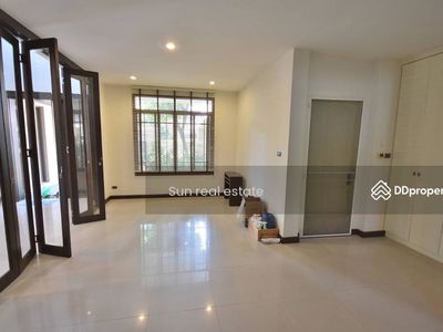 Narasiri Pattanakarn-Srinakarin, Bangkok, Thailand Narasiri Pattanakarn-Srinakarin, Bangkok, Thailand