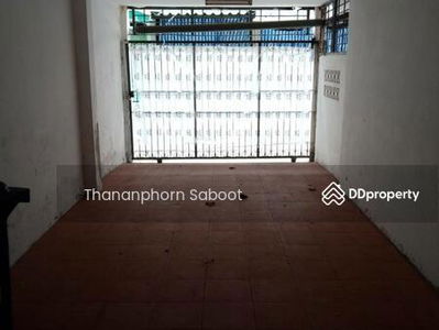 Large 5-Bedroom Townhouse, Bangkok, Thailand Large 5-Bedroom Townhouse, Bangkok, Thailand