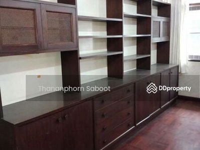 Large 5-Bedroom Townhouse, Bangkok, Thailand Large 5-Bedroom Townhouse, Bangkok, Thailand