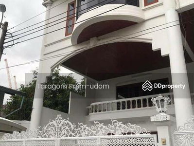 Large 5-Bedroom Townhouse, Bangkok, Thailand Large 5-Bedroom Townhouse, Bangkok, Thailand