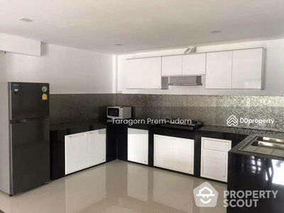 Large 5-Bedroom Townhouse, Bangkok, Thailand Large 5-Bedroom Townhouse, Bangkok, Thailand