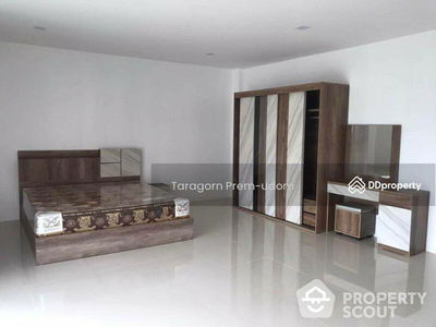 Large 5-Bedroom Townhouse, Bangkok, Thailand Large 5-Bedroom Townhouse, Bangkok, Thailand