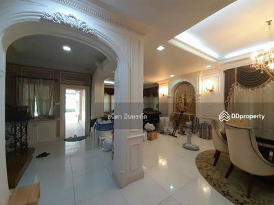 Grand Maneerin, Chon Buri, Thailand Grand Maneerin, Chon Buri, Thailand