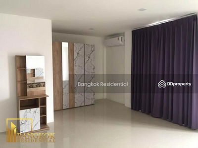 Townhouse in Compound, Bangkok, Thailand Townhouse in Compound, Bangkok, Thailand