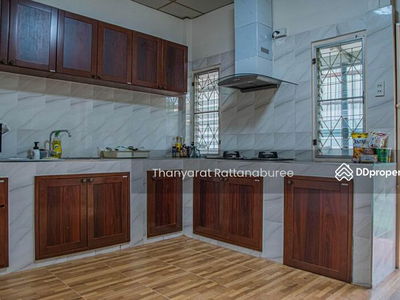 Single house for rent in Punnawithi, Bangkok., Thailand Single house for rent in Punnawithi, Bangkok., Thailand